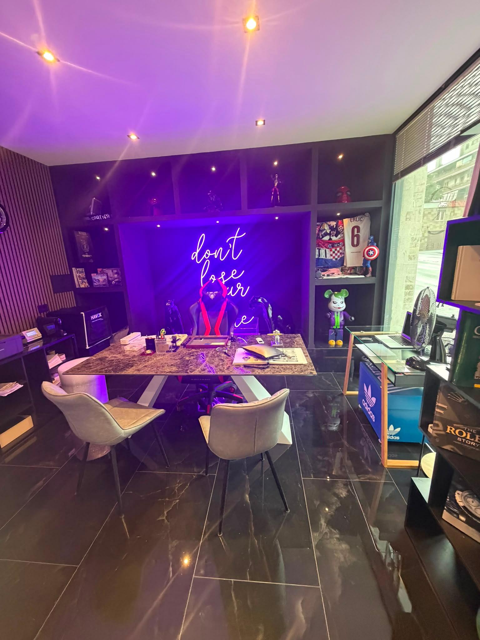 Studio LC Watches con scrivania e area consulenza